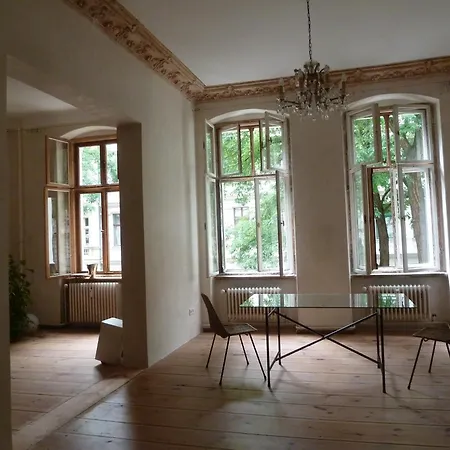 Classy, Bright Kreuzberg Apartment *